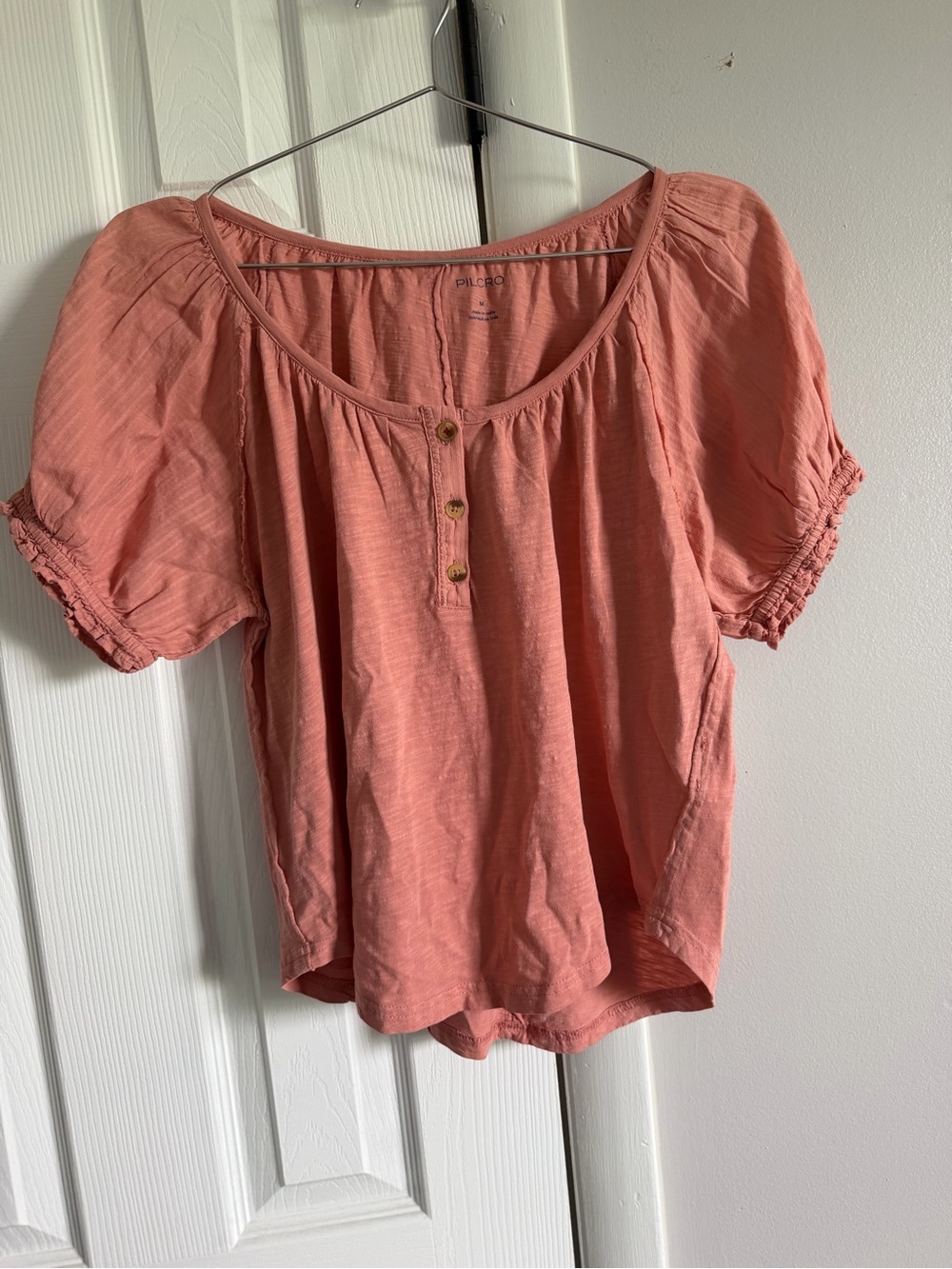 NWT Pilcro by Anthropologie Puff- Sleeve Scoop Neck Henley Top- Raspberry Size M - Picture 6 of 6